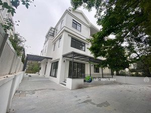 nhà thô view hồ trục chính thành phố giao lưu. d/ tích 240m2, hai mặt tiền 13m, 03 tầng