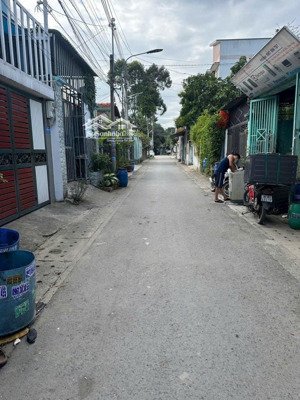 chính chủ bán nhà trệt lầu cũ. sát ql1k, bình an. đường thông. kinh doanh, buôn bán ok. dt 123m