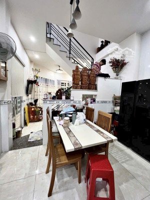 ngộp ko đỡ nổi- còn 4 tỷ 880- nhà 2 tầng- dt 4 x10- tân thới nhất- q12- gần cv thuận kiều.