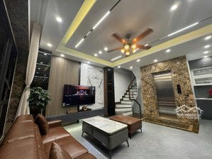 siêu phẩm 6 tầng thang máy- ô tô đỗ cửa- hàng xóm aeon mall long biên- đi đâu cũng tiện