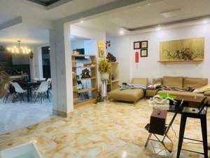 bán nhà vị trí trung tâm quận 7 - ngang 8 m diên tích 138m