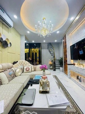 nhà đẹp đống đa 5 tầng thang máy full đồ ở luôn. dt 35m . giá 8,5 tỷ.