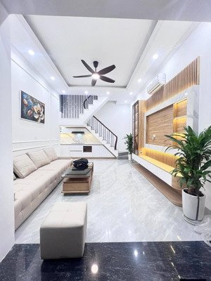 nhà đẹp gần phố, tôn đức thắng, đống đa 30m, 5 tầng, mt 4.3m, giá 8.95 tỷ.