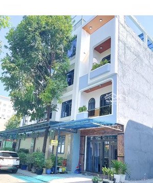 nhà mới 1 trệt 3 lầu 106m2 ngang 5m đường xe hơi vi vu - giá 5,9 tỷ còn thương lượng - vincom dĩ an