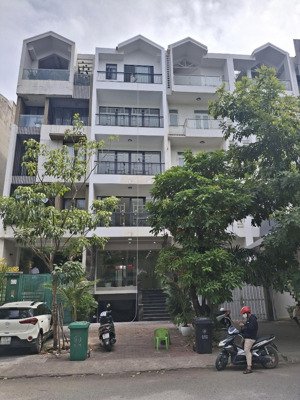 cho thuê nhà nguyên căn hầm, 5 lầu giá 70tr tại kđt him lam, tân hưng.