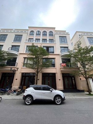 liền kề 48m2 vị trí đẹp, phân khu cọ xanh giá chỉ 7,15 tỷ. sẵn sổ giao dịch nhanh. lh 