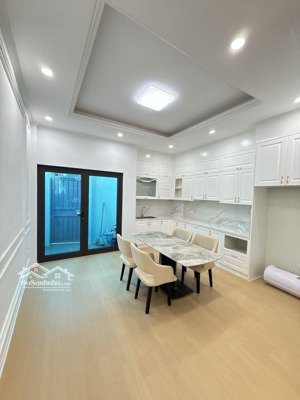 nhà đẹp thạch bàn, 7 chỗ đỗ cổng, 4 ngủ, trung tâm tiện ích, tiềm năng cực lớn, giá rẻ