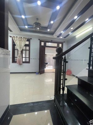 trệt 3 lầu gồm 5pn 4wc hẻm xe hơi thông gần chợ phạm văn bạch p12 gv giá 16 triệu còn giảm