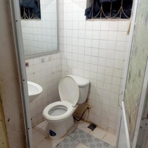 bán tạp thể nghĩa tân , cầu giấy tầng 1 dt 80m2 có 3 ngủ , 1 vs nhà hai mặt tiền giá 5 tỷ