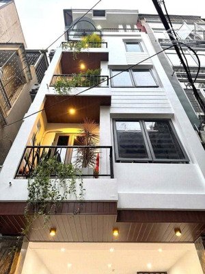 siêu đắc địa, trung tâm bạch mai, ba bước ra phố, nhà 6 tầng, 9 phòng, thang máy