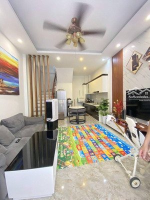 nguyễn sơn gần cầu chương dương 5 tầng đẹp giá 9 tỷ ngõ nông, dân trí cao, khu sầm uất.