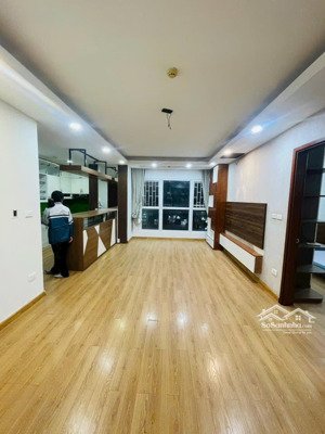chính chủ cần chuyển nhượng căn 86m tại ct8 d nhà tầng trung view thoáng hướng mát sẵn nội thất
