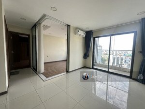 trống sẵn căn 2 phòng ngủ 82 m2, nội thất cơ bản giá 16 triệu / tháng. lh tú cata 