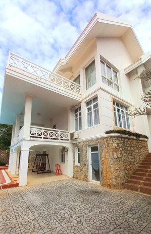 cho thuê biệt thự đồi sứ trần phú vũng tàu, view biển bãi trước. giá thuê: 40 triệu/tháng