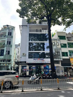 siêu hiếm - góc 2 mt trần hưng đạo, quận 1 - dt: 8x20m - 3 tầng - hđt: 250 triệu - gía: 55 tỷ