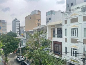 nhà đẹp ở ngay vị trí kim cương khu du lịch biển
căn nhà 3 tầng nằm tại trung tâm sơn trà