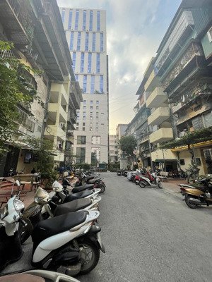 căn hộ tầng 1 hoàng quốc việt ô tô đỗ cửa sân trước rộng full nội thất sổ 45/75m2 - 2pn riêng - 2wc