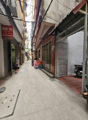 nhà mới ở ngay hoàng quốc việt, cách phố 50m, nhà rộng 50m2 cực kỳ thoáng sáng, sổ nở hậu