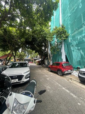 chính chủ nhờ bán phố dịch vọng hậu. 300m2, 8 tầng. mt 16m. đường phân lô, view vườn hoa. cầu giấy