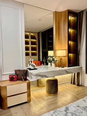 gia đình mình cần bán ch tầng 15 tại n05 tòa 25t1 dt 181m2 ban công đn, full nội thất cao cấp