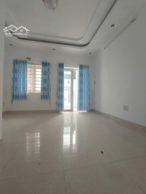 gia đình cần bán căn nhà 4,7m dài 18m hẻm xe hơi thông các ngả