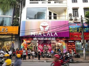 cho thuê nhà mặt phố tại cầu giấy, được thiết kế 3 tầng với dt: 105m2, mặt tiền: 6,5m, giá ưu đãi