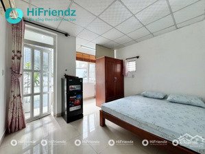 căn studio ban công view kính cực thơ