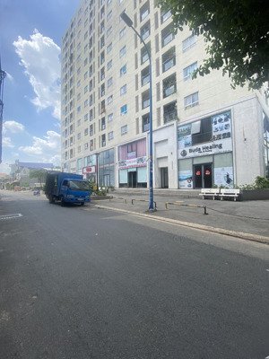 nhà cạnh sân bay 85 m2 8 phòng ngủ hẻm oto