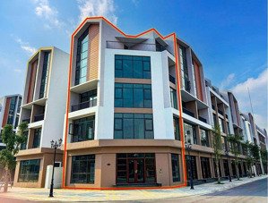 liền kề góc phố biển vừa sát công viên nước trung tâm phố vừa đủ yên tĩnh để gia đình sống an nhiên