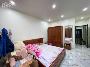 - nhà 4 tầng thang máy phân lô lê hồng phong