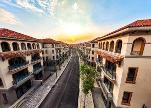 kẹt tiền bán gấp biệt thự vũ yên, hải phòng! 180m biển riêng sau nhà view cực hiếm!