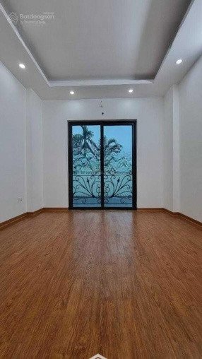 cho thuê nhà ở cầu diễn 40m2,5 tầng, thông sàn, mới, thang máy, ô tô đỗ tránh