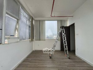 văn phòng ngay lê văn sỹ 38m2 giá 8,5 triệu tòa nhà văn phòng có sàn gỗ, cửa sổ thoáng mát