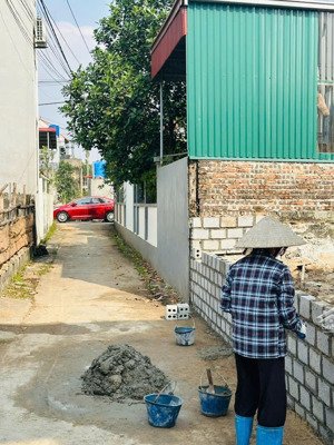 hàng mới 60m mặt tiền vip 6m hơn 2 tỷ, cách 1 nhà ra chục chính.