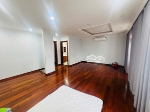 bán biệt thự cao cấp mặt tiền phạm hùng nối dài. sổ hồng riêng. có sân vườn rộng