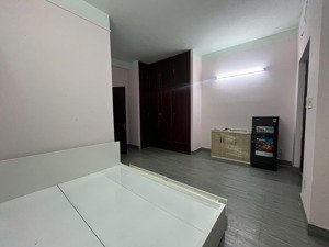 phòng có ban công, full nội thất, đường lớn , ko ngập , an ninh , khoá vân tay