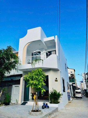bán nhà góc 2 mặt tiền cách biển hòn một 700m, chợ & trường 500m