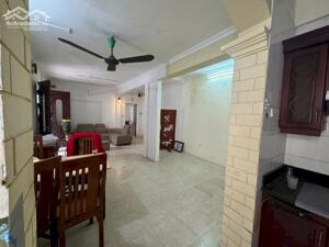 Bán nhà khu tập thể Bưu Điện Hoàng Cầu, Tầng 1, diện tích 30m², sổ đỏ chính chủ.