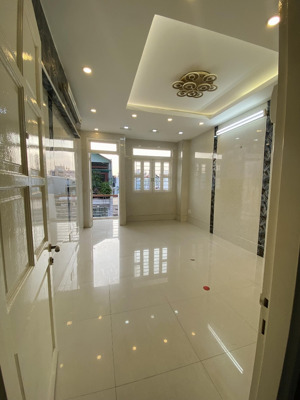 phòng đẹp có ban công phạm văn hai , p3, tân bình