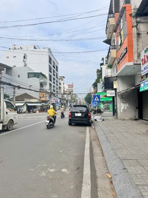 cần bán nhà mặt tiền đường ngô gia tự, nha trang. giá 9 tỷ. lh: 