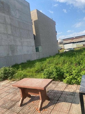 cần bán nhanh lô đất ngay kdc lê phong an phú 1, dt 68m2 nằm ngay đường dt743 vào tầm 200m sổ sẵn