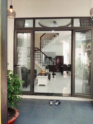 nhà đẹp ở ngay hẻm xe tải 8m - 2 tầng - nhỉnh 5 tỷ