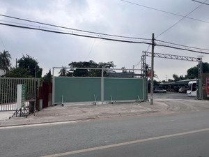 cho thuê mặt bằng trong bãi giữ xe xe làm gara, tiệm rửa xe