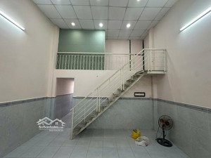 cho thuê nhà nguyên căn cách mặt đường nguyễn thái sơn 20m, gần vincom phan văn trị và đại học cn