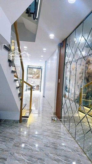 nhà mới 3 tấm - sổ 45,6 m2 - không qh - ngay hồ bơi vân đồn. 4,5 tỷ