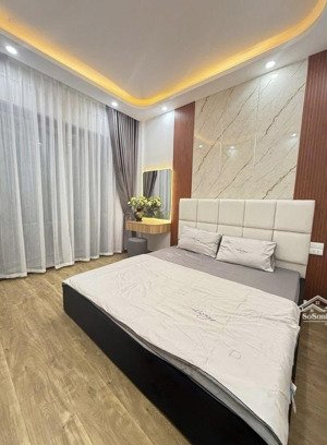 bán nhà hoàng đạo thành, 6 tầng thang máy, ô tô 7 chỗ vào nhà, kinh doanh, văn phòng.