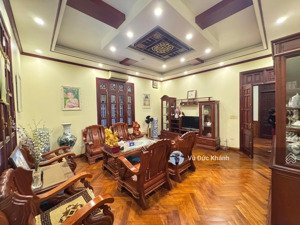 bán biệt thự trung tâm thành phố để lại toàn bộ đồ nội thất gỗ đẹp