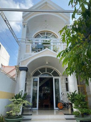 bán nhà phố sân vườn rộng rãi - liền kề phú mỹ hưng