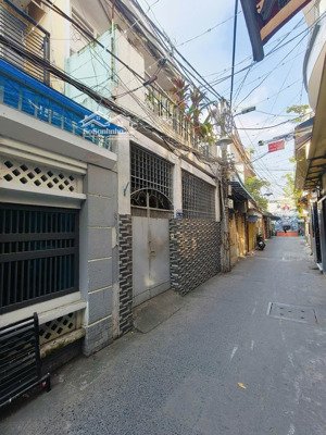 chủ quyết bán đất rộng, tặng nhà cũ cấp 4, 5,2m x 11m, 2 tầng, giá nhỉnh 6 tỷ.