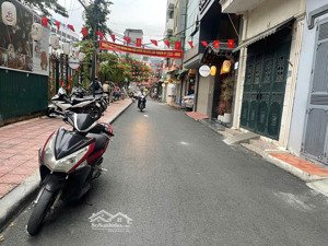 cho thuê nhà phố đào tấn. dt70m2. thiết kế 2 ngủ 1 khách 2 vs. ngõ thông. nhà mới. dân trí cao.